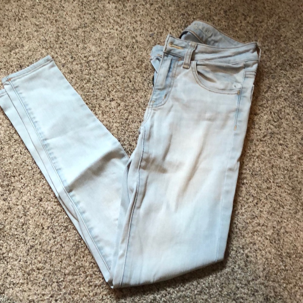 Light wash American Eagle skinny jeans size 2